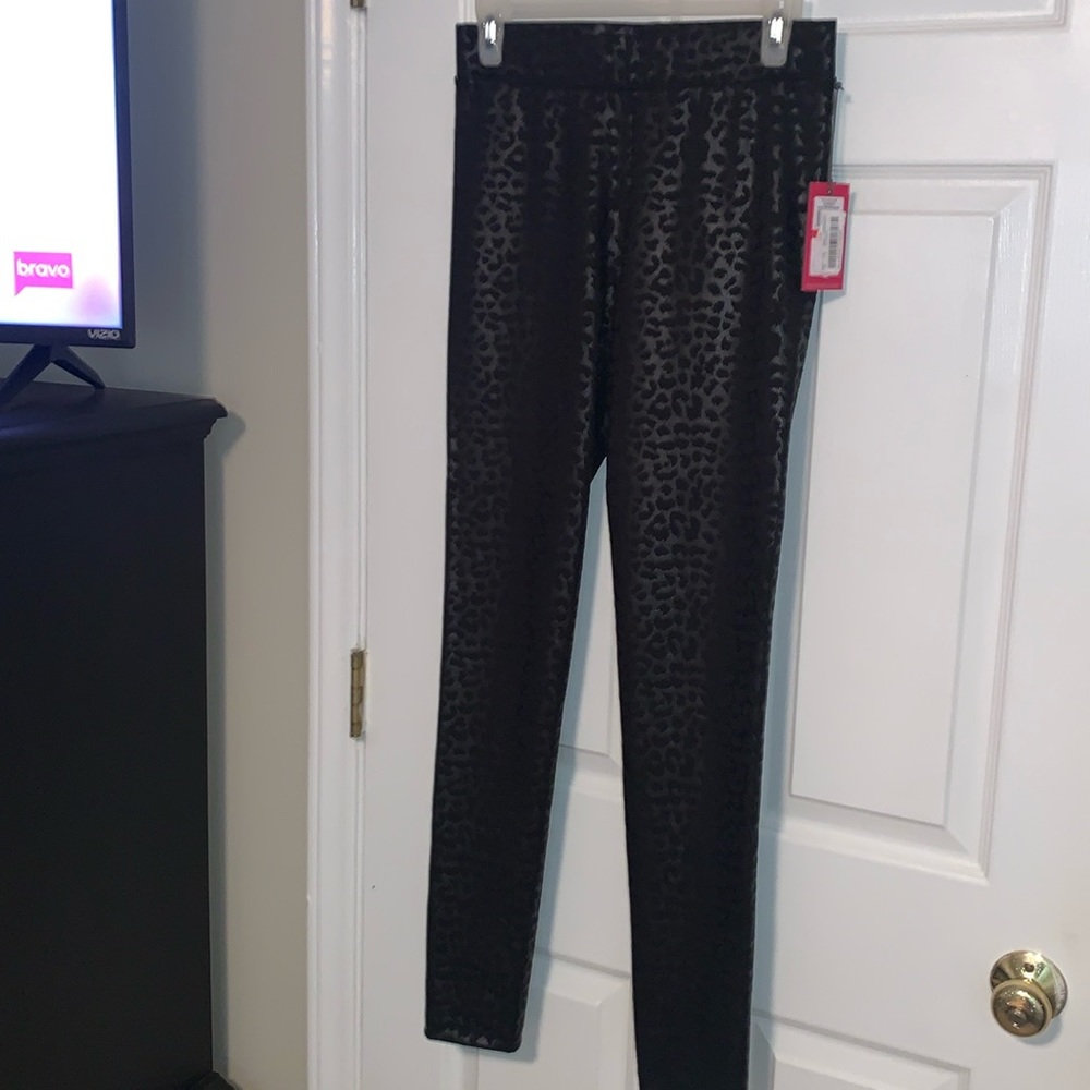 Women’s animal print leggings. Vince Camuto. XS. NWT